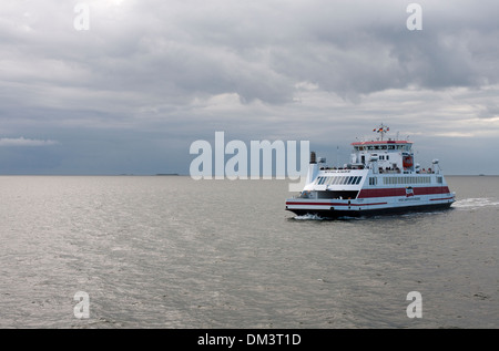 Die Fähre M/V Uthlande auf halbem Weg zwischen Dagebüll und Wyk bin Föhr. Stockfoto