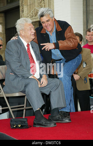 27. März 2002 - Los Angeles, Kalifornien - RODNEY DANGERFIELD mit HOLLYWOOD geehrt. WALK OF FAME STAR IN LOS ANGELES, KALIFORNIEN. RODNEY DANGERFIELD UND JAY LENO. FITZROY BARRETT / 27.03.2002 K24546FB (D) (Kredit-Bild: © Globe Photos/ZUMAPRESS.com) Stockfoto