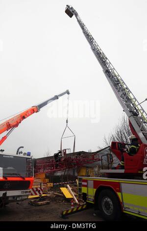 Frankfurt am Main, Deutschland. 11. Dezember 2013. Rettungskräfte sind an der Absturzstelle in Bad-Homburg in der Nähe von Frankfurt am Main, Deutschland, am 11. Dezember 2013 gesehen. Ein Baukran stürzte auf einen Supermarkt in der deutschen Stadt Bad-Homburg bei Frankfurt Am Main am Mittwoch, wodurch mindestens fünf Verletzungen und möglicherweise ein Todesfall, berichteten lokale Medien. Bildnachweis: Luo Huanhuan/Xinhua/Alamy Live-Nachrichten Stockfoto