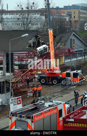 Frankfurt am Main, Deutschland. 11. Dezember 2013. Rettungskräfte sind an der Absturzstelle in Bad-Homburg in der Nähe von Frankfurt am Main, Deutschland, am 11. Dezember 2013 gesehen. Ein Baukran stürzte auf einen Supermarkt in der deutschen Stadt Bad-Homburg bei Frankfurt Am Main am Mittwoch, wodurch mindestens fünf Verletzungen und möglicherweise ein Todesfall, berichteten lokale Medien. Bildnachweis: Luo Huanhuan/Xinhua/Alamy Live-Nachrichten Stockfoto