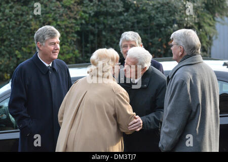 Altrincham, Cheshire, UK. 11. Dezember 2013. Brian Kidd, ehemalige Busby Babe Uhren ehemaligen Manchester City Kapitän, Tony Book, ein weiterer Trauernder bei der Beerdigung von Bill Foulkes, zu grüßen, die am 25. November starb. Bill war einer der die "Busby Babes", die Münchner überlebt Flugzeugabsturz im Februar 1958 war Kapitän und 688 Mal für Manchester United gespielt. Bill Foulkes Beerdigung Altrincham Cheshire 11. Dezember 2013 Credit: John Fryer/Alamy Live-Nachrichten Stockfoto