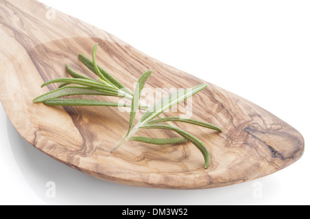 Frischer Rosmarin in Kochlöffel auf weißem Hintergrund Stockfoto