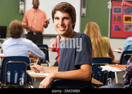 Männliche Teenager Schüler im Klassenzimmer Stockfoto