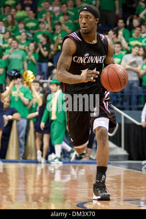 Cincinnati Guard Larry Davis (11) im ersten Halbjahr Spielaktion zwischen die Notre Dame Fighting Irish und die Cincinnati Bearcats im Purcell-Pavillon im Joyce Center in South Bend, Indiana.  Notre Dame besiegte Cincinnati 83-65. (Kredit-Bild: © John Mersits/Southcreek Global/ZUMApress.com) Stockfoto