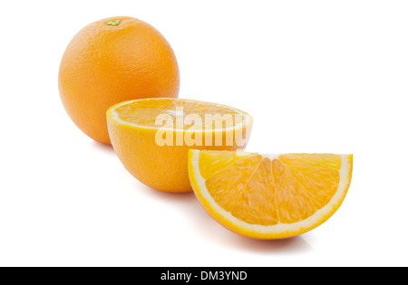 Ganze orange Frucht und seine Segmente oder Cantles isoliert auf weißem Hintergrund Ausschnitt Stockfoto