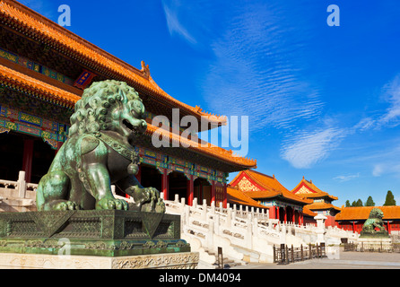 Bronzener Löwe vor dem Tor der Obersten Harmonie, Äußerer Gerichtshof, Verbotene Stadt, Peking, Volksrepublik China, Asien Stockfoto