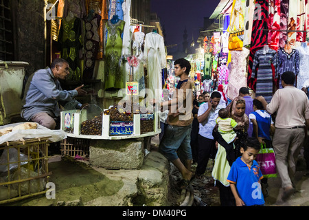 Kairo-Straßenszene in der Umgebung des alten Silk Basar und El Gauri. Kairo, Ägypten Stockfoto