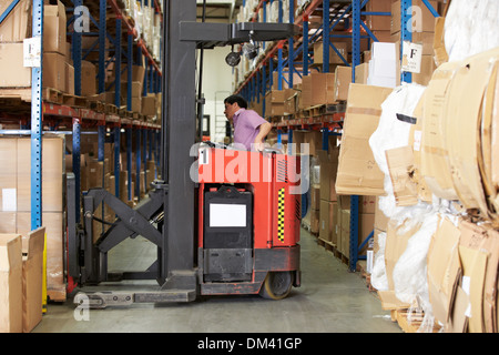 Mann fahren Gabelstapler im Lager Stockfoto