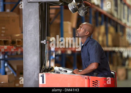 Mann fahren Gabelstapler im Lager Stockfoto