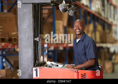 Mann fahren Gabelstapler im Lager Stockfoto