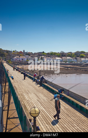 Fischer auf dem Promenadendeck der restaurierten viktorianischen Pier bei Clevedon, North Somerset, England, UK Stockfoto