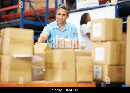 Arbeiter im Lager waren für den Versand vorbereiten Stockfoto
