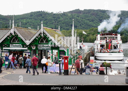 Dampfer MV Teal Abfahrt von Bowness auf Windermere neben dem Ticket Office auf der Promenade im Lake District, Cumbria, England, Großbritannien Stockfoto