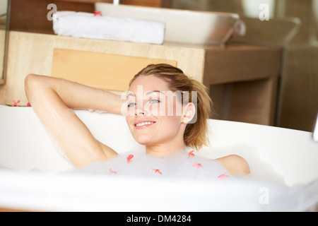 Frau im Schaumbad entspannend Stockfoto