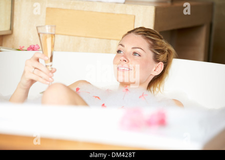 Frau zum Entspannen In der Badewanne Champagner trinken Stockfoto