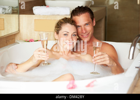 Entspannung In der Badewanne trinken Champagner zusammen paar Stockfoto