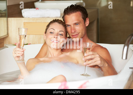 Entspannung In der Badewanne trinken Champagner zusammen paar Stockfoto