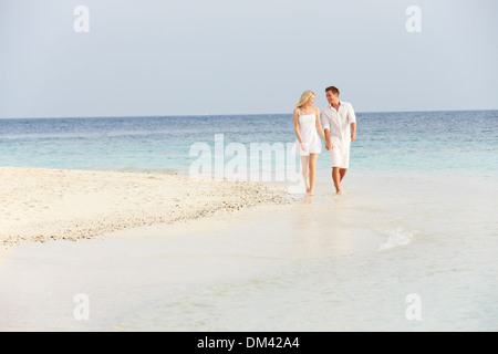 Romantisch zu zweit zu Fuß auf schönen tropischen Strand Stockfoto