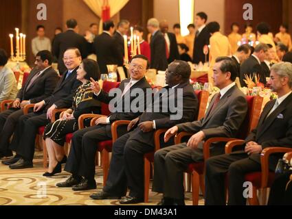 Peking, China. 11. Dezember 2013. Chinesischen Staat Hofrat Yang Jiechi (4. R Front) Gespräche mit Gästen in das neue Jahr Rezeption 2014 veranstaltet von der Ministry of Foreign Affairs von China, in Peking, Hauptstadt von China, 11. Dezember 2013. Mehr als 400 Gäste, darunter chinesische Staat Hofrat Yang Jiechi, nahmen an der Rezeption am Mittwoch. © Ding Lin/Xinhua/Alamy Live-Nachrichten Stockfoto