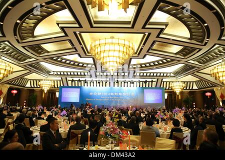 Peking, China. 11. Dezember 2013. Gäste besuchen das neue Jahr Rezeption 2014 veranstaltet von der Ministry of Foreign Affairs von China, in Peking, Hauptstadt von China, 11. Dezember 2013. Mehr als 400 Gäste, darunter chinesische Staat Hofrat Yang Jiechi, nahmen an der Rezeption am Mittwoch. © Ding Lin/Xinhua/Alamy Live-Nachrichten Stockfoto