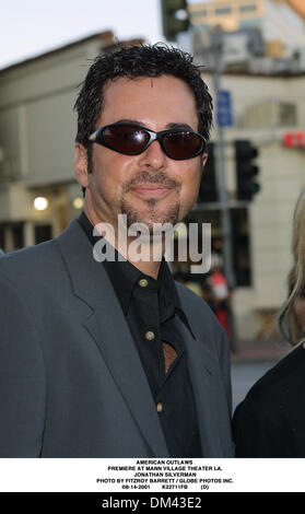 14. August 2001 - AMERICAN OUTLAWS. PREMIERE AM MANN VILLAGE THEATER LA. JONATHAN SILVERMAN. FITZROY BARRETT / 14.08.2001 K22711FB (D) (Kredit-Bild: © Globe Photos/ZUMAPRESS.com) Stockfoto