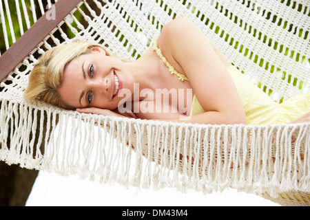 Frau In Hängematte Strand entspannen Stockfoto