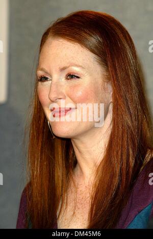 8. September 2002 - Toronto, Kanada - Pressekonferenz dem Himmel so fern. AUF DEM TORONTO INTERNATIONAL FILMFESTIVAL. AN DEN VIER JAHRESZEITEN HOTEL TORONTO KANADA. JULIANNE MOORE. FITZROY BARRETT / 08.09.2002 K26026FB (D) (Kredit-Bild: © Globe Photos/ZUMAPRESS.com) Stockfoto