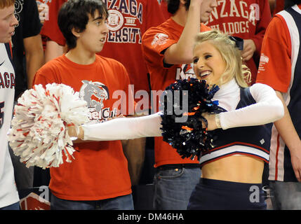 Gonzaga Cheerleader Jubel auf der Herren-Basketball-Team während der NCAA Männer Basketball gegen Spiel gegen IPFW im McCarthey Athletic Center in Spokane WA.a. (Kredit-Bild: © James Snook/Southcreek Global/ZUMApress.com) Stockfoto