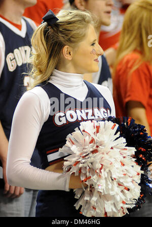 Gonzaga Cheerleader Jubel auf der Herren-Basketball-Tema während der NCAA Männer Basketball gegen Spiel gegen IPFW im McCarthey Athletic Center in Spokane WA.a. (Kredit-Bild: © James Snook/Southcreek Global/ZUMApress.com) Stockfoto