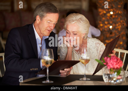 Älteres Paar, die Sie im Menü im Restaurant Stockfoto