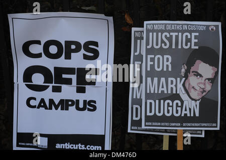 London, UK. 11. Dezember 2013. Rund 1000 Studenten sind derzeit durch die Universität von London wütenden.  Sie haben versucht, ihren Weg in das Gebäude des Senats zu zerschlagen und sind Brandstiftung in Kästen und überspringt.  Sie sind Unterstützung für Mark Duggan und anti-Polizei-Lieder singen. Bildnachweis: Graham Mitchell/Alamy Live News Stockfoto
