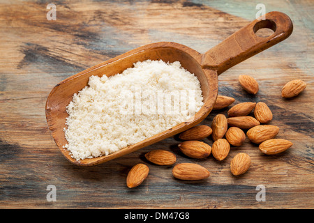 Mandel Mehl hoher Proteingehalt, wenig Kohlenhydrate, wenig Zucker und Gluten-frei - eine rustikale hölzerne Kugel Stockfoto