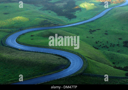 Edale Vale, Straße, Blick von Mam Tor, Derbyshire, UK. Stockfoto