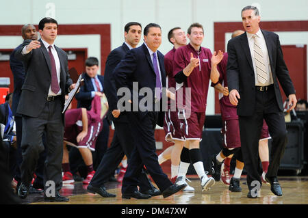 Hamilton, New York, USA. 10. Dezember 2013. 10. Dezember 2013: Fordham Rams Spieler und Trainer reagieren während der zweiten Hälfte eines NCAA Basketball-Spiel zwischen der Fordham Rams und die Colgate Raiders am Cotterell Hof in Hamilton, New York. Fordham besiegte Colgate 77-73. Rich Barnes/CSM/Alamy Live-Nachrichten Stockfoto