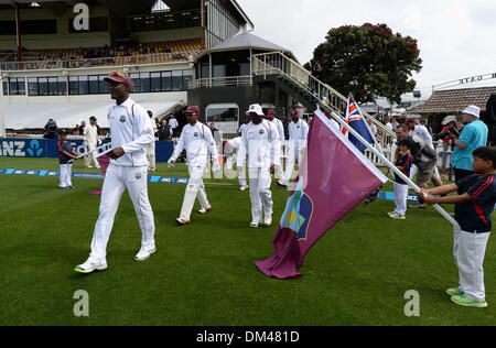 Wellington, Neuseeland. 11. Dezember 2013. Darren Sammy führt sein Team auf das Spielfeld an Tag1 der 2. Cricket Testspiel der Baureihe ANZ testen. New Zealand schwarzen Kappen V Westindische Inseln an der Becken-Reserve in Wellington. Mittwoch, 11. Dezember 2013. Bildnachweis: Aktion Plus Sport/Alamy Live-Nachrichten Stockfoto