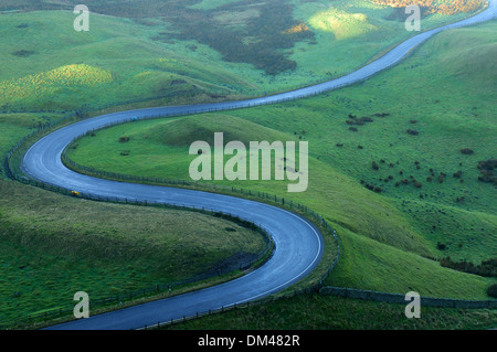 Edale Vale, Straße, Blick von Mam Tor, Derbyshire, UK. Stockfoto