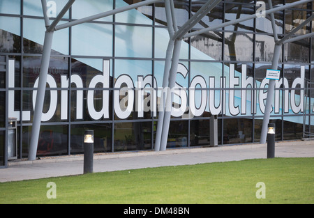 29.11.2013 London Southend Airport Schild am Terminalgebäude Stockfoto