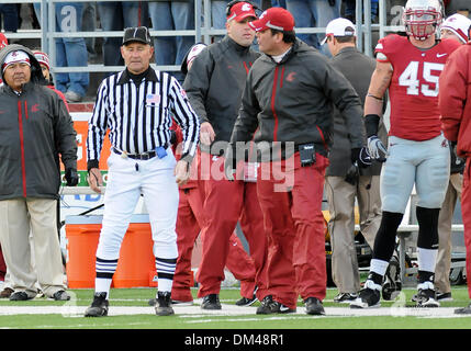 Washington State Cheftrainer Paul Wulff wird über einen Anruf während einer NCAA College-Football-Spiel gegen Oregon State im Clarence D.Martin Stadium in Pullman, WA gelebt. Oregon State würde auf Sieg mit einem Endstand von 42-10 gehen. (Kredit-Bild: © James Snook/Southcreek Global/ZUMApress.com) Stockfoto