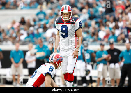 Buffalo Bills platzieren Kicker Rian Lindell (9) vor treten drei in diesem NFL Football-Spiel zwischen den Miami Dolphins und den Jacksonville Jaguars am Stadtstadion in Jacksonville, Florida.  Die Jaguars besiegte die Rechnungen 29-28. (Kredit-Bild: © Anthony Smith/Southcreek Global/ZUMApress.com) Stockfoto
