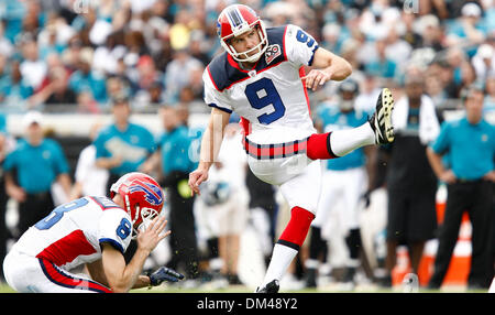 Buffalo Bills platzieren Kicker Rian Lindell (9) treten für die drei in diesem NFL Football-Spiel zwischen den Miami Dolphins und den Jacksonville Jaguars am Stadtstadion in Jacksonville, Florida.  Die Jaguars besiegte die Rechnungen 29-28. (Kredit-Bild: © Anthony Smith/Southcreek Global/ZUMApress.com) Stockfoto