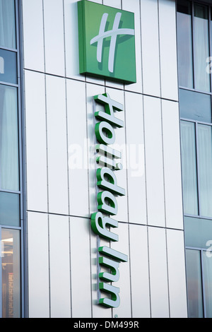 29.11.2013 Holiday Inn Hotelschild und Logo auf der Seite des Hotel am London Southend Airport Stockfoto