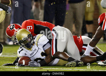 Georgia Tech Runningback Jonathan Dwyer (21) ist für einen Verlust von Georgien Safety Reshad Jones (9) beim Spiel gegen Georgien im Grant Feld Bobby Dodd Stadium in Atlanta, Georgia, auf Samstag, 28. November 2009 in Angriff genommen. Die Bulldogs besiegte der #7 Wespen 30-24. (Kredit-Bild: © Daniel Shirey/Southcreek Global/ZUMApress.com) Stockfoto