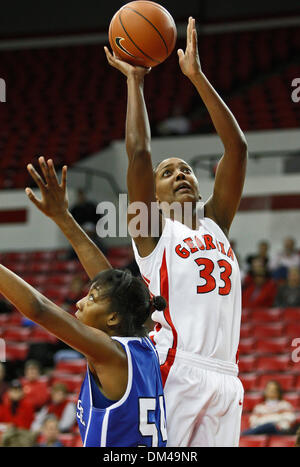 Georgien nach vorne geht Angel Robinson (33) für einen Schuss auf das Spiel gegen Tennessee State Stegeman Coliseum an der University of Georgia in Athens, Georgia, auf Dienstag, 8. Dezember 2009. Die Lady Hunde besiegt die Tiger 71-50. (Kredit-Bild: © Daniel Shirey/Southcreek Global/ZUMApress.com) Stockfoto