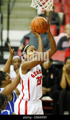 Georgien nach vorne Angel Robinson (33) schießt ein Laie beim Spiel gegen Tennessee State Stegeman Coliseum an der University of Georgia in Athens, Georgia, auf Dienstag, 8. Dezember 2009. Die Lady Hunde besiegt die Tiger 71-50. (Kredit-Bild: © Daniel Shirey/Southcreek Global/ZUMApress.com) Stockfoto