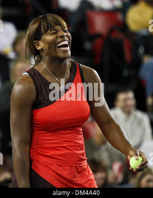 Serena Williams lacht über einen Witz über ihre Behandlung der Linienrichter bei Rock ' n' Schläger Stegeman Coliseum an der University of Georgia in Athens, Georgia, auf Samstag, 12. Dezember 2009. (Kredit-Bild: © Daniel Shirey/Southcreek Global/ZUMApress.com) Stockfoto