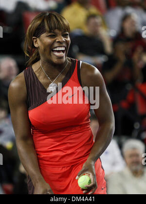 Serena Williams lacht über einen Witz über ihre Behandlung der Linienrichter bei Rock ' n' Schläger Stegeman Coliseum an der University of Georgia in Athens, Georgia, auf Samstag, 12. Dezember 2009. (Kredit-Bild: © Daniel Shirey/Southcreek Global/ZUMApress.com) Stockfoto