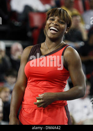 Serena Williams lacht über einen Witz über ihre Behandlung der Linienrichter bei Rock ' n' Schläger Stegeman Coliseum an der University of Georgia in Athens, Georgia, auf Samstag, 12. Dezember 2009. (Kredit-Bild: © Daniel Shirey/Southcreek Global/ZUMApress.com) Stockfoto