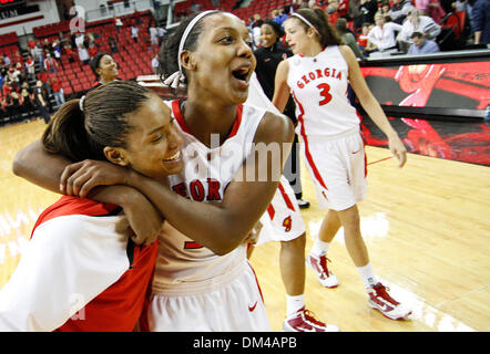 Georgien nach vorne feiert Angel Robinson (33) mit einem Mitspieler das Spiel gegen Kentucky Stegeman Coliseum an der University of Georgia in Athens, Georgia, am Donnerstag, 7. Januar 2010.  Georgia gewann 61-60 in der Overtime. (Kredit-Bild: © Daniel Shirey/Southcreek Global/ZUMApress.com) Stockfoto