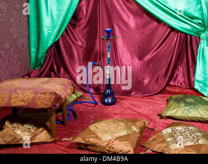 Zimmer mit Shisha und Haufen von Kissen Stockfoto