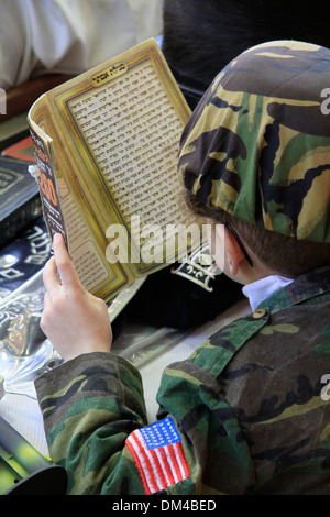 Ein Junge, ein US-Soldat Kostüm lesen die Purim Megillah in der Synagoge der Gemeinde Premishlan in Bnei Brak Stockfoto